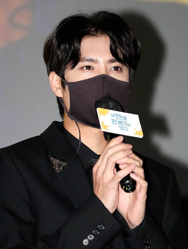 배우 김규종이 영화 '이 안에 외계인이 있다' 무대인사에 참석해 인사말을 하고 있다. 뉴스1
