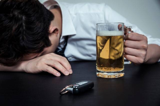 사회적 거리두기 방침에 따라 집에서 혼자 술을 즐기는 ‘혼술’이 증가했고, 코로나19로 배달 음식이 일상이 된 상황에서 주류도 배달이 가능해지자 오히려 고위험 음주가 늘고 있다./클립아트코리아 제공