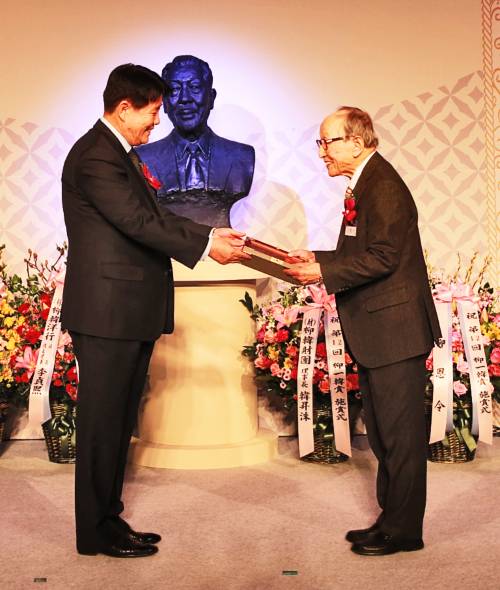 김형석 교수가 2017년 서울 중구의 한 호텔에서 열린 제12회 유일한상 시상식에서 수상하고 있다. 양구인문학박물관 제공