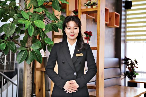 한애정 집사가 지난 24일 예배 봉사 후 파주 순복음삼마교회 카페에서 사진을 촬영했다.