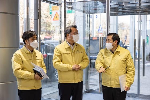 김선갑 광진구청장(가운데)이 벤처기업창업지원센터를 찾아 현장 점검을 하고 있다. 광진구 제공