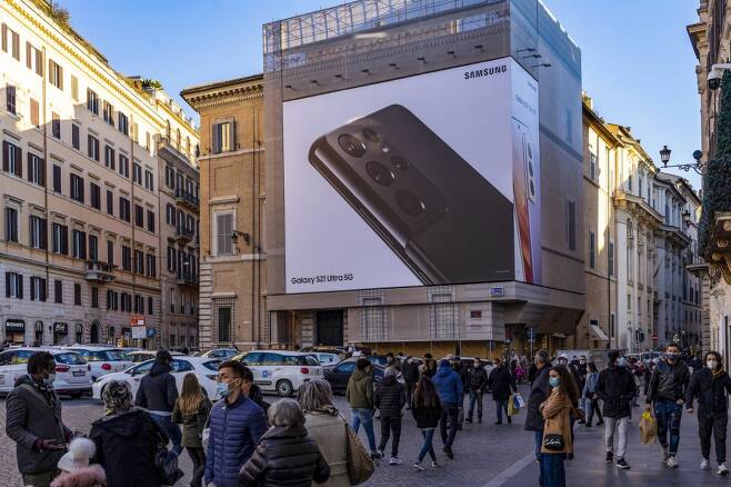 이탈리아 로마 스페인 광장(Piazza di Spagna)에 설치된 '갤럭시S21' 옥외 광고 모습 /사진=삼성전자