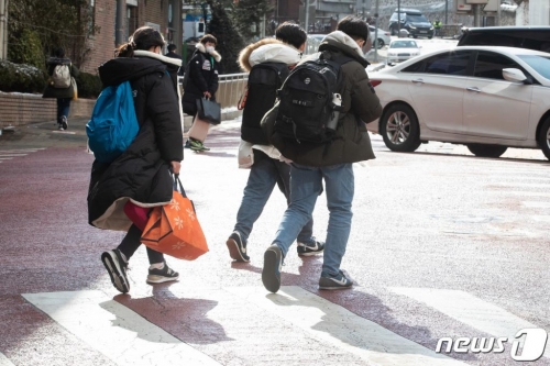 28일 서울시내 한 초등학교에서 학생들이 하교하고 있다. /사진=뉴스1