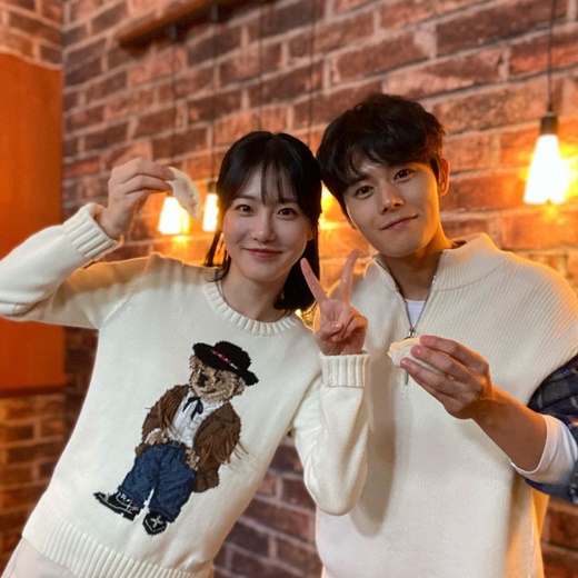 Actor Kim Dong-jun and Shin Ye-eun were The Slap.Kim Dong-jun posted a picture on his personal SNS on the 28th with an article entitled Thank you for the number of cases where Kyung-yeon comes out in the plaza of Taman.The photo shows Kim Dong-jun and Shin Ye-eun posing on SBS Maman Square.Shin Ye-eun appeared as a guest on the day and two people who appeared together in the JTBC drama The Number of Cases met.On the other hand, Kim Dong-jun and Shin Ye-eun boasted extraordinary breathing on the day and warmed the viewers.