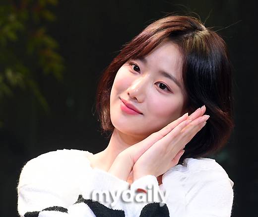 ▲ 에이프릴 이나은 '공주님 포즈'