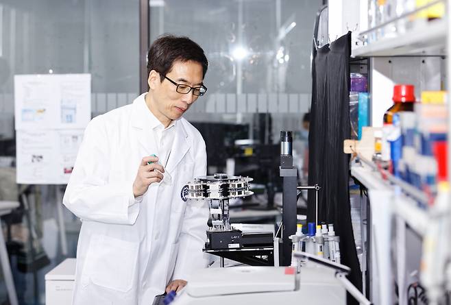 천진우 IBS 나노의학 연구단장이 개발한 '나노나침반'을 활용한 실험을 진행하고 있다.[IBS 제공]