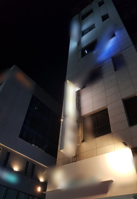 28일 오후 9시 23분쯤 대전 유성구 원신흥동 한 건물의 간판이 기울어지면서 추락할 위험에 놓였다. 대전시소방본부 제공