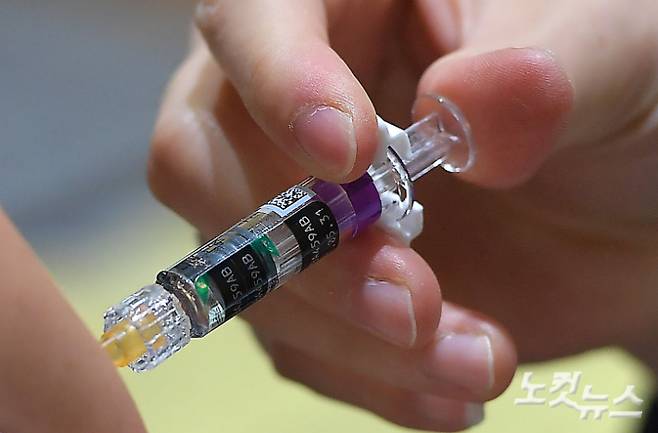 강원도 코로나19 백신 접종도 2월부터 시작된다. 사진은 한국건강관리협회 서울서부지부에서 한 시민이 독감 예방접종을 받고 있는 장면. 박종민 기자