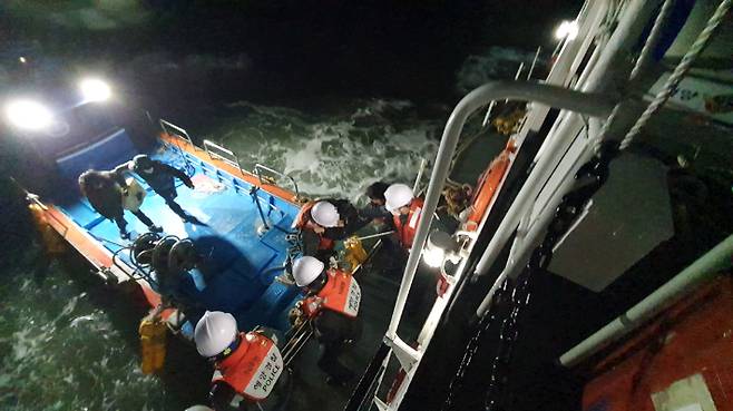 A군을 경비함정으로 옮겨태우는 모습. 보령해경 제공