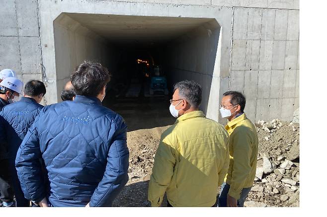 영덕 화전소하천 재해복구공사 고지배수터널 현장점검. 경북도 제공