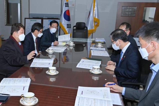 권영진 대구시장이 변창흠 국토부장관에게 지역 주요 현안에 대해 설명하며 지원을 요청하고 있다. 대구시 제공