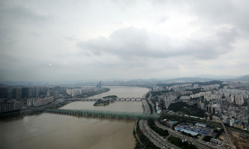 지난해 8월 13일 서울 영등포구 63스퀘어 전망대에서 바라본 한강이  장마로 인해 흙탕물로 변해있다. 뉴시스