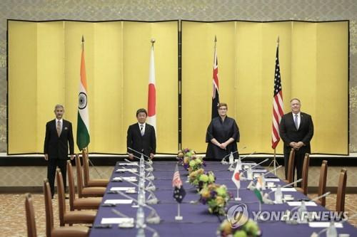 2020년 10월 6일 일본 도쿄에서 열린 쿼드(Quad, 미국·일본·호주·인도 4개국 전략대화) 회의에서 인도, 일본, 호주, 미국 외교 담당 장관이 기념 사진 촬영에 응하고 있다. [EPA=연합뉴스 자료사진]
