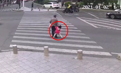 손녀를 억지로 끌고 무단횡단을 하던 노인이 교통사고로 숨졌다. 사진출처 = 중국 매체 시나 보도 캡처