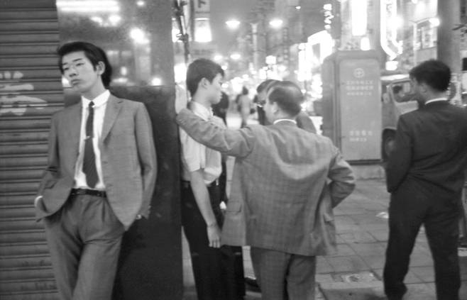 미국식 옷차림으로 긴자 거리를 배회하다 경찰에게서 쫓겨나는 일본 젊은이들. 1964년 9월./워크룸프레스.