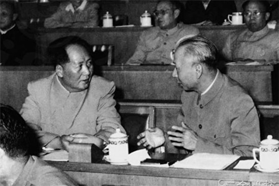 <마오쩌둥과 류샤오치, 1962년 초 “7천인 대회” 추정/ 공공부문>