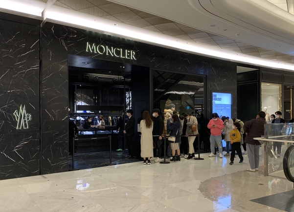 서울 한 백화점의 몽클레르 매장 앞에 대기자들이 줄을 서 있다./김은영 기자