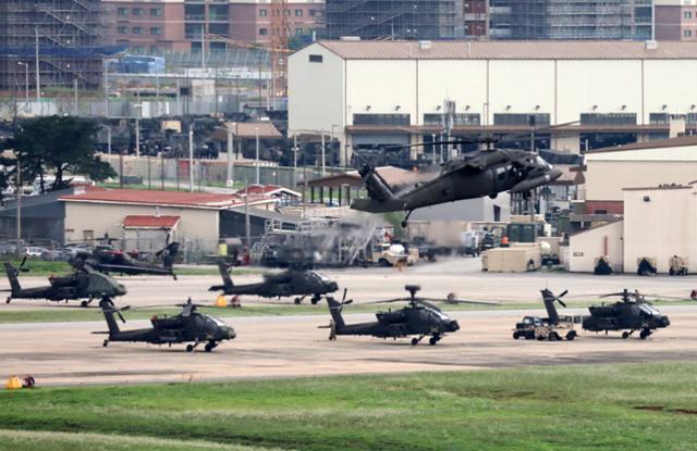 지난해 8월 한미 연합훈련의 사전 연습으로 실시된 위기관리참모훈련에 참여한 헬기들이 평택 캠프 험프리스 기지에 모여 있다. 평택=뉴스1