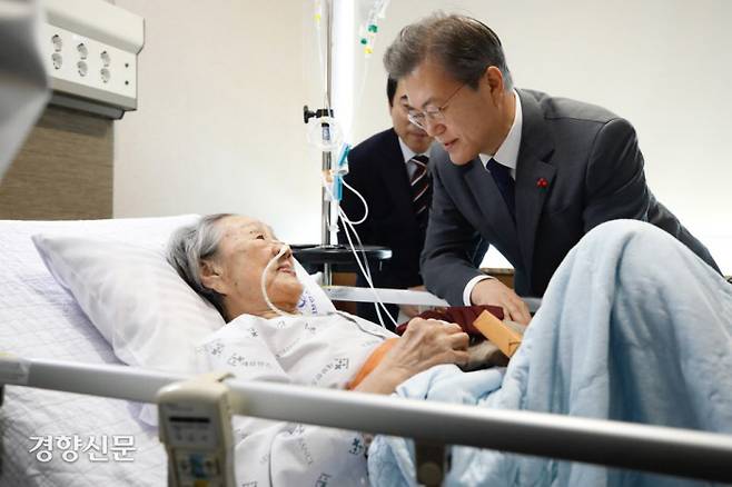 문재인 대통령이 2018년 일본군 ‘위안부’ 피해자 고 김복동 할머니를 병문안하고 있다.  청와대 사진 기자단