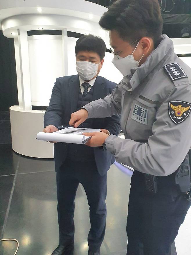 경찰관 입회하에 이뤄지는 로또 추첨공과 기계 검수작업 모습