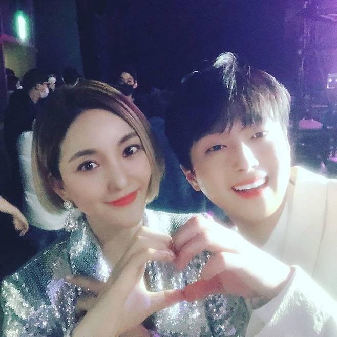 Heart Collabo for Fans.Singer Sea has released a warm two-shot with Lee Chan-won.The sea posted a picture on January 30th with an article entitled Chan Won is a heart collabo ~ to fans, our fans, and Sacol fans.The sea in the picture is smiling brightly, making Lee Chan-won and Heart, and the cool features of the sea transformed into a knife-footed sea stand out.Lee Chan-wons visuals, which are making cute eyes at the sea, have caused fans to feel heartbreak.On the other hand, the sea appeared on TV Chosun Colcenta of Love broadcast on the 29th.