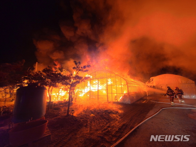 충남 홍성 비닐하우스 창고 화재(사진=홍성소방서 제공)
