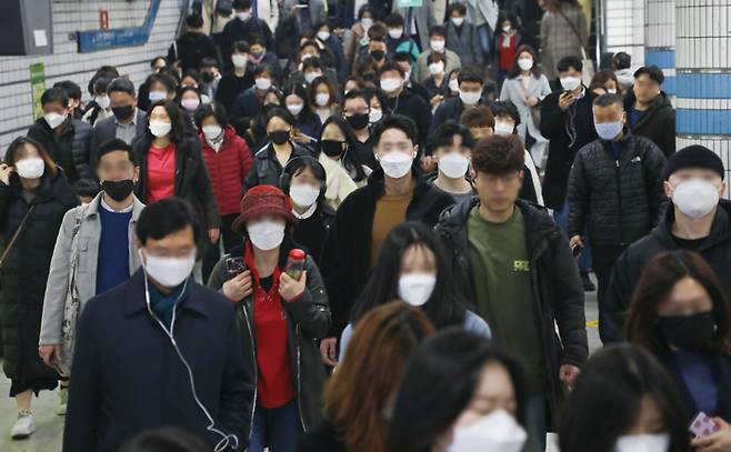 2020년 3월18일 서울 동작구 사당역에서 마스크를 쓴 시민이 출근길을 재촉하고 있다.ⓒ시사저널 박정훈&nbsp;