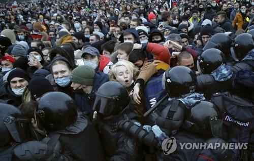 (AP=연합뉴스) 지난 23일(현지시간) 러시아 상트페테르부르크에서 야권 운동가 알렉세이 나발니의 석방을 촉구하는 시위대가 경찰과 충돌하고 있다.