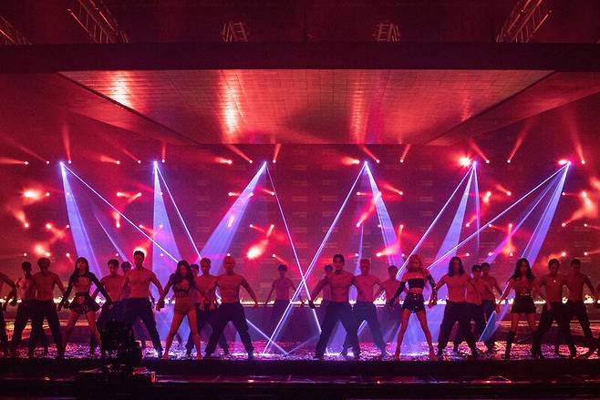 31일 온라인 콘서트 <더 쇼>(THE SHOW)에서 블랙핑크가 화려한 무대를 선보이고 있다. 와이지(YG)엔터테인먼트 제공