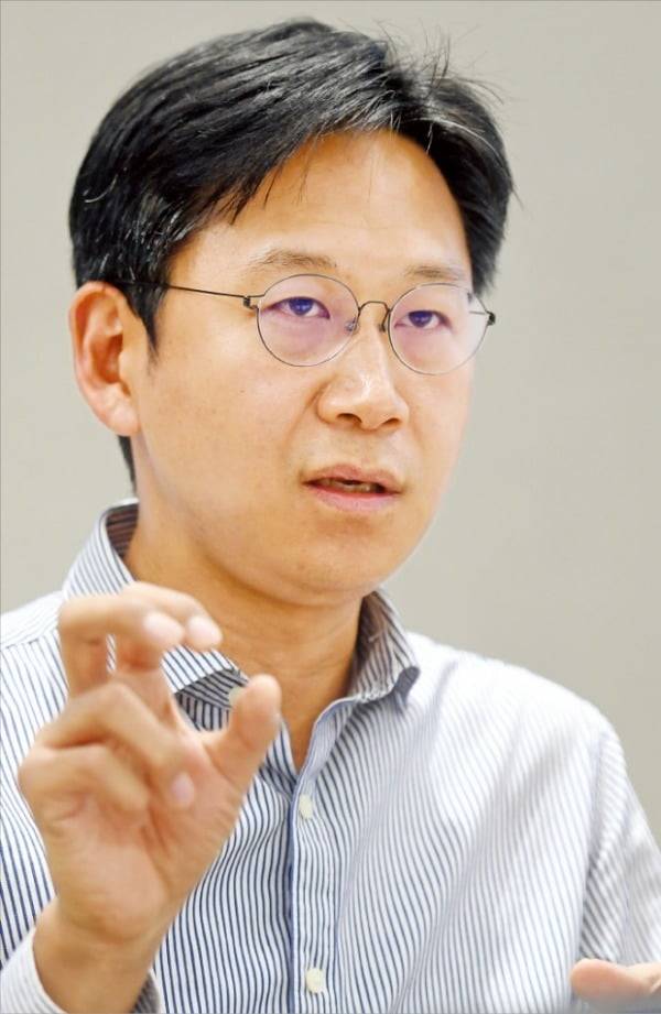 배경훈 LG AI연구원장은 1976년생이다. 그가 삼고초려 끝에 CSAI(최고AI과학자)로 영입한 이홍락 미시간대 교수가 1977년생이다. LG그룹의 인공지능 트랜스포메이션(AIX) 전략을 AI업계의 ‘황금세대’로 불리는 1970년대생 ‘투톱’이 주도하고 있다. 허문찬 기자 sweat@hankyung.com