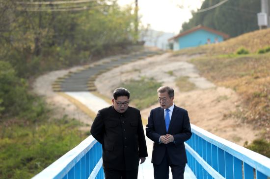 문재인 대통령과 김정은 북한 국무위원장은 공동 식수를 마친 후 군사분계선 표식물이 있는 ‘도보다리’까지 산책을 하며 담소를 나누고 있다. 판문점=이병주 기자