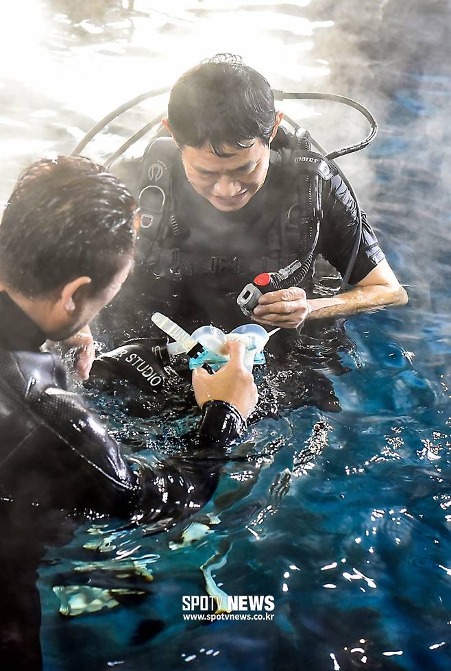 The comedian Lee Kyung-kyu is preparing to dive at the cover of the February issue of the mens magazine MAXIM (Maxim) and the shooting scene of KakaoTV Kyung Kyung Kyu at the Fortunes Underwater environment specialist film in Popraza Studios.Comedian Lee Kyung-kyu, nicknamed The Son of the Dragon on Channel A Urban Fisherman, transformed into The God of the Sea and challenged his first Underwater environment photo shoot in a large Underwater environment tank of 5 meters deep.I took a small photo of a gown reminiscent of Poseidon, a golden laurel, and a large gold medal trident made by special order. The photo shoot was taken by Sudam Studios, a studio specializing in Underwater environment photography.PD Mormot (real name Kwon Hae-bom), who is filming KakaoTV Tin Kyung-gyu together, dressed up as a mermaid and filmed it with Lee Kyung-kyu in the water.The unique concept of Underwater environment pictorial is the back door that Mormot PD first proposed to Maxim.=The Fortunes,