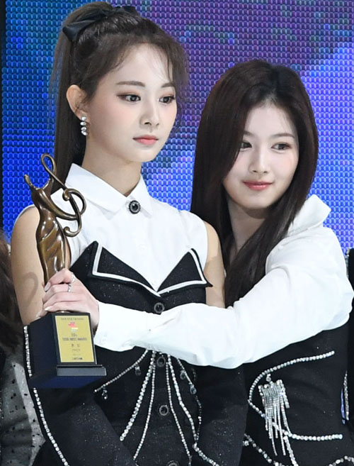 Singer TWICE attended the 30th High1 Seoul Song Awards ceremony held at Seoul Jamsil Gymnastics Stadium on the afternoon of the 31st.The awards ceremony was held in the aftermath of the TV show Shin Dong-yeop, Kim Hee-chul and Choi Soo-young as MCs and the new Covid virus infection.