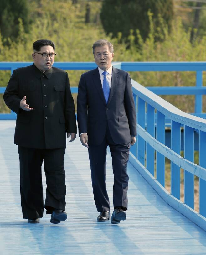 문재인 대통령과 김정은 국무위원장은 공동 식수를 마친 후 군사분계선 표식물이 있는 ‘도보다리’까지 산책을 하며 담소를 나누고 있다. / 사진=한국공동사진기자단