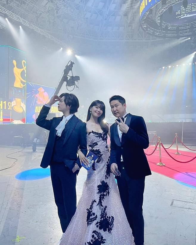 Singer and Actor Choi Sooyoung has released a beautiful dress figure.Choi Sooyoung posted several photos on his instagram on January 31 with an article called Super Generation.In the released photoChoi Soo Young poses with Kim Hee-chul and Shin Dong-yeop, who were in charge of the awards ceremony together at the 30th High1 Seoul Song Awards.Choi Sooyoung has a yellow dress with a refreshing atmosphere and a dress with colorful sequins.It boasted a slender shoulder line and a slender ratio that did not envy Model.Kim Hee-chul, who saw the post, was delighted to meet for a long time, saying, We are almost crying while talking about our old days.