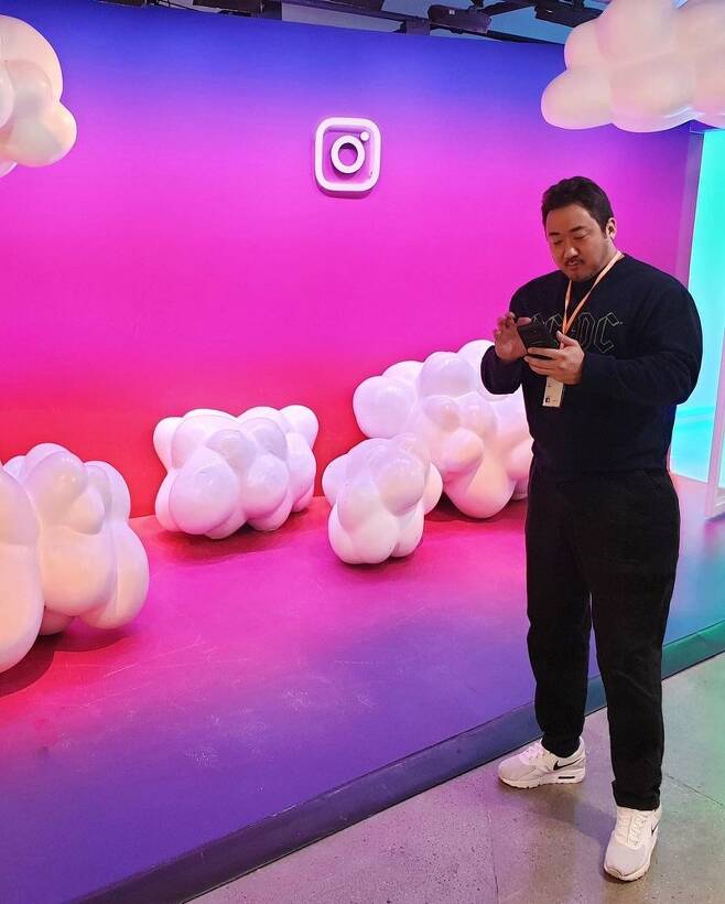Actor Ma Dong-Seok has reported on the latest.On February 1, Ma Dong-Seok posted a picture on his Instagram with an article entitled Instagram Headquarters A look years ago.The photo shows Ma Dong-Seok, who visited Instagram headquarters. Ma Dong-Seok robbed his eyes with a clear look contrasting with his magnificent size.The smile of the camera is attracting attention.