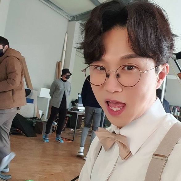 The comedian Park Sung-Kwang boasted of an increasingly young visual after the wedding.Park Sung-Kwang posted a picture on his instagram on the 1st, along with an article entitled Today is the day I take AD. I am going to meet todays AD children.Park Sung-Kwang in the public photo is enjoying a relaxing time by taking selfies at the AD shooting scene.Park Sung-Kwang wears round glasses and bow tie and has a cute face and boasts a visual like a little bridegroom.So his wife, Lee Soo-il, boasted a special affection with Comment, saying, It is cute, and Park Ki-ryang showed his friendship with Comment such as I am a costume and Kim Tae-gyun I am a butterfly tie.Meanwhile, Park Sung-Kwang married Isol Lee in August last year, and is currently appearing on SBS entertainment Dongsangmong 2 - You are My Destiny.[Photo] Park Sung-Kwang SNS