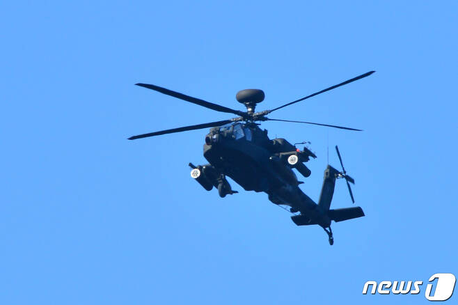 대한민국 육군 AH-64E 아파치 롱보 헬기가 2일 오후 경북 포항시 남구 장기면 수성사격장 상공에서 지형 정찰 비행을 하고 있다. 2021.2.2/뉴스1 © News1 최창호 기자