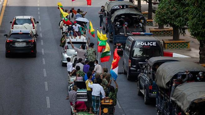 군부 지지자들은 양곤에서 쿠데타를 축하하며 차량 행진을 벌였다