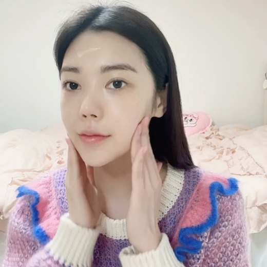 Lizzy (real name Park Soo-young and 29) from the girl group Orange Caramel revealed the current situation.Orange Caramel Lizzy posted a video on Instagram on the 1st and informed fans of the recent situation: Its an ad post about cosmetics.Lizzy in the video is wearing a comfortable knit and applying cosmetics to her face.It is especially close to the people, and Lizzys innocent beauty and transparent skin are by far theft of Sight. It is Lizzy who also gave a unique cute smile to the camera.Netizens responded We love you so much and We are pretty.Lizzy, who has been loved by After School and Orange Caramel, is also challenging acting with his real name Park Soo-young.