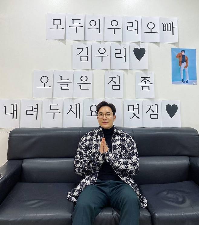 Stylist Kim Woo-ri released a video star recording shot of MBC Everlon.On February 2, Kim said, Video Star, which I found in four years, has been laughing and laughing with so many funny people. I meet at MBC every1 Video Star tonight at 8:30 pm on February 2 ~ # Video Star # I feel like I have been robbed by my friends for a long time.In the released photo, Kim U-ri poses with a smile with video star MC Sanda Park, Park Na-rae, Kim Sook, Park So-hyun and cast choreographers Bae Yoon Jin, gag woman Lee Eunhyeong and Hong Yoon Hwa.Especially, it was found that the recording was fun for MCs and cast members who seemed happy.On the other hand, Kim Woo appeared with choreographers Bae Yoon Jin, gag woman Lee Eunhyeong and Hong Yoon Hwa in MBC Everlon Extreme Friendship feature We are probably warlike friendship.Video Star will be broadcast every Tuesday at 8:30 pm at MBC Everlon.
