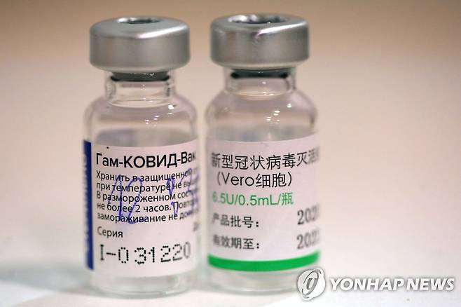 러시아와 중국의 코로나19 백신인 스푸트니크V(왼쪽)와 시노팜(오른쪽)  [AFP=연합뉴스 자료사진]