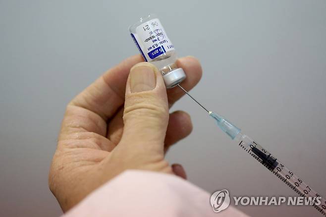 1일 세르비아 베오그라드에서 한 의료진이 러시아산 코로나19 백신인 '스푸트니크V'의 접종을 준비하고 있다. [AFP=연합뉴스]