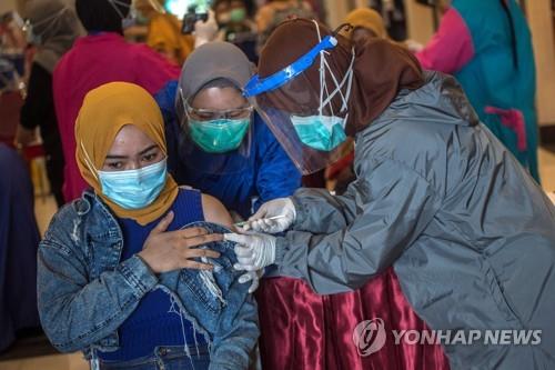 인도네시아 보건 의료진이 中시노백 백신 맞는 모습 [AFP=연합뉴스]