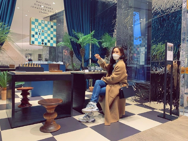 Actor Ko So-young falls into Shopping English Training: Have Fun Improving Your SkiKo So-young wrote on his instagram on Thursday, Gift Records of the Grand Historian is hard. What would be good?And posted several photos.Ko So-young in the photo is enjoying shopping at the Interiors props store where luxurious interiors stand out.Ko So-young, who showed off his luxurious appearance in jeans, sneakers and coats, is seriously choosing Gift, which raises the question of who is the Gift for.Meanwhile, Ko So-young married actor Jang Dong-gun in 2010 and has one male and one female.