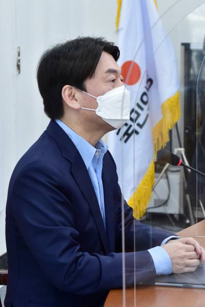 안철수 국민의당 대표가 3일 국회 기자간담회를 열고 있다. 국회사진기자단