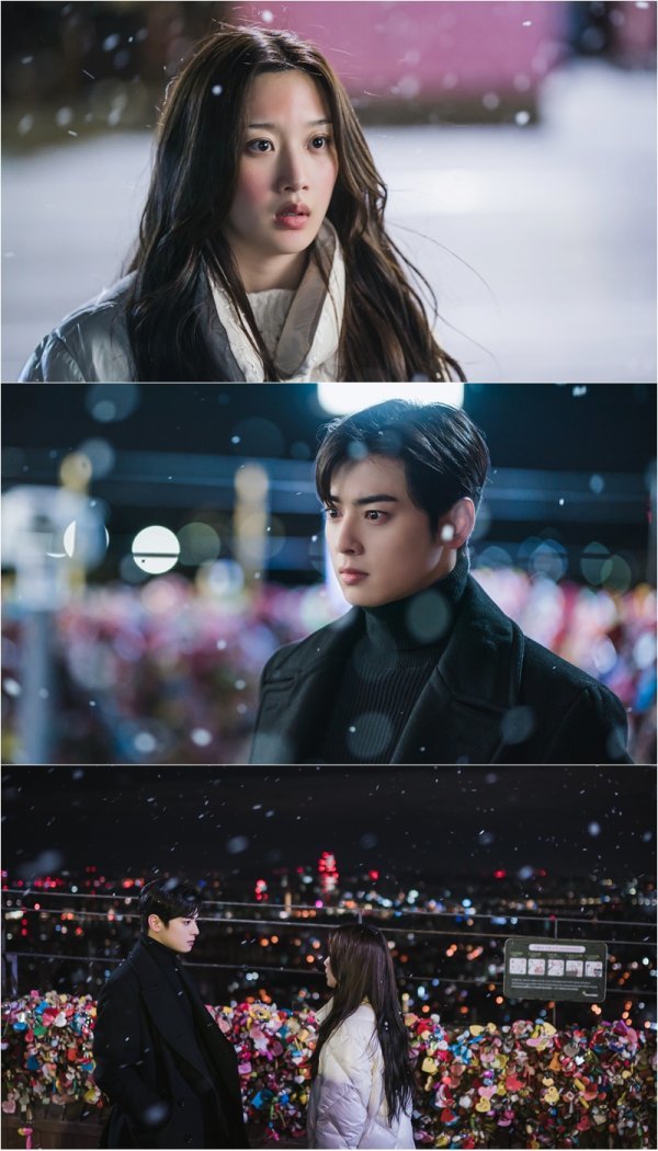 In the last episode of the TVN tree drama Goddess Gangrim, Ju-kyung and Suho began their public love affair and then explosed their excitement by enjoying a date with a good deal of love.However, Suho left for the United States after hearing that his father, Juheon (Jung Jun-ho), had fallen due to cerebral hemorrhage, and soon after that, Ju-kyung and Seo Jun (Hwang In-yeop) were drawn together two years later, attracting attention to the direction of romance.Among them, the Goddess Kangrim side will be drawing attention by releasing two shots of Ju-kyung and Suho, who faced each other in the first snow ahead of the 15th episode on the 3rd.Ju-kyung captures his gaze with a trembling look that seems incredible that the person standing in front of him is Suho, who also stiffened with a pupil earthquake.Especially, the eyes of two people who are mixed with surprise and affection are crossed and give excitement and tension.This is the appearance of The Slap Ju-kyung and Suho in two years of the play.Ju-kyung, who is eye-catching to each other, and the white snowballs pouring toward Suho, raise the question of whether Haha means the Slap or comforting the sad farewell.At the same time, the locks of numerous loves behind Ju-kyung and Suho seem to represent the hearts of viewers who want the romance of the two.Expectations are rising for the broadcast of Goddess Kangrim, how the romance of Ju-kyung - Suho will lead.Photo: TVN Goddess Gangrim