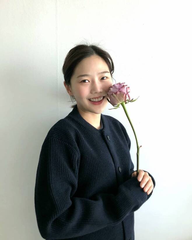 Group OH MY GIRL member Choi Hyo-jung has released the latest news.Choi Hyo-jung posted a photo on her Instagram page on February 4.Choi Hyo-jung in the photo is smiling brightly at the camera with a flower.Choi Hyo-jung is showing off her lovely charm with a shy look.Choi Hyo-jung has been actively communicating with fans through his YouTube channel Jung I Sister.In addition, Choi Hyo-jung is appearing on Discovery Channel Korea and KBS 2TV entertainment program Terrane Village.Meanwhile, the group OH MY GIRL, which Choi Hyo-jung belongs to, debuted in 2015 with the OH MY GIRL mini album OH MY GIRL.OH MY GIRL released its 7th mini album NONSTOP on April 27th.OH MY GIRL will appear on the online live concert UNI - KON (UNee - Conn.) on February 14th.UNI - KON (UNee - Con) includes Kang Daniel (Kanadasun), The Boys (THE BOYZ), Monsta X (MONSTA X), Park Ji-hoon, CIX (CIX), Astro (ASTRO), IZ*ONE (Aizwon), (Women) children, OH MY GIRL, WJSN, AB6IX A total of 14 teams, including ATEEZ, WEi and Cravity, have been confirmed, raising expectations for fans both at home and abroad.