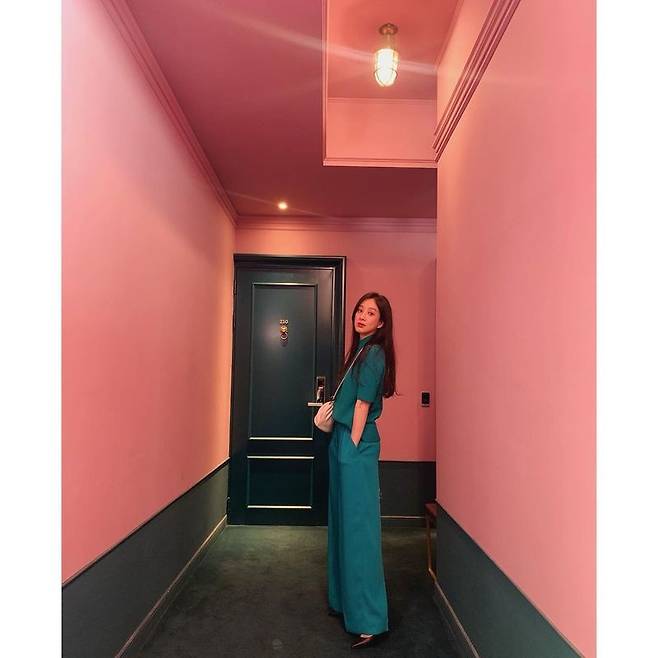 Actor Jung Ryeo-won shared an atmosphere-filled routineOn February 4, Jung Ryeo-won posted several photos on his Instagram with an article entitled Finding a fit during shooting.In the photo Jung Ryeo-won poses on a set decorated with pink wallpaper; her languid expression leaning against the wall creates a dreamy atmosphere.Actor Lee Sang-hee, who saw this, said, so lovely, Park Hee-bong said, That color is so good for you.