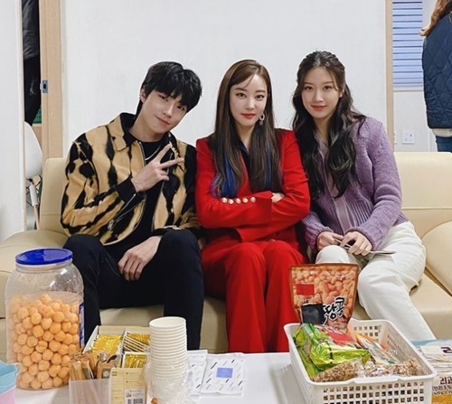 Actor Go Woo-ri (Gona Eun) gave his impression of ending the Goddess Gangrim.On the 5th, Go Woo-ri posted a picture with his article # Goddess Gangrim # Last Meeting through his instagram.#Hwang In-yeop #Moon Ga-young #Go Woo-ri # Selena # Hello # It was not bad for the youngest person, he added.Go Woo-ri caught the eye by matching her colorful hairstyle, dark makeup and red suit.On the other hand, Goddess Kanglim is a romantic comedy that recovers self-esteem by meeting with Joo Kyung (Go Woo-ri), who has a complex appearance and became a goddess through Makeup, and Suho (Cha Eun-woo), who keeps her scars on her mother, and sharing each others secrets.Go Woo-ri starred as Selena.